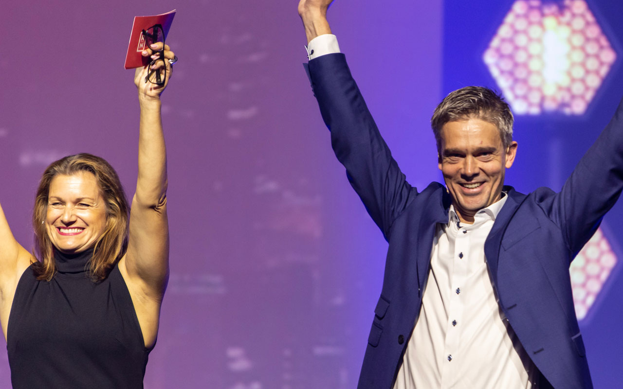 Christine Lundberg Larsen og Peer Veiby under utdeling av Årets Overskudd 2018. Foto: Steffen Walstad
